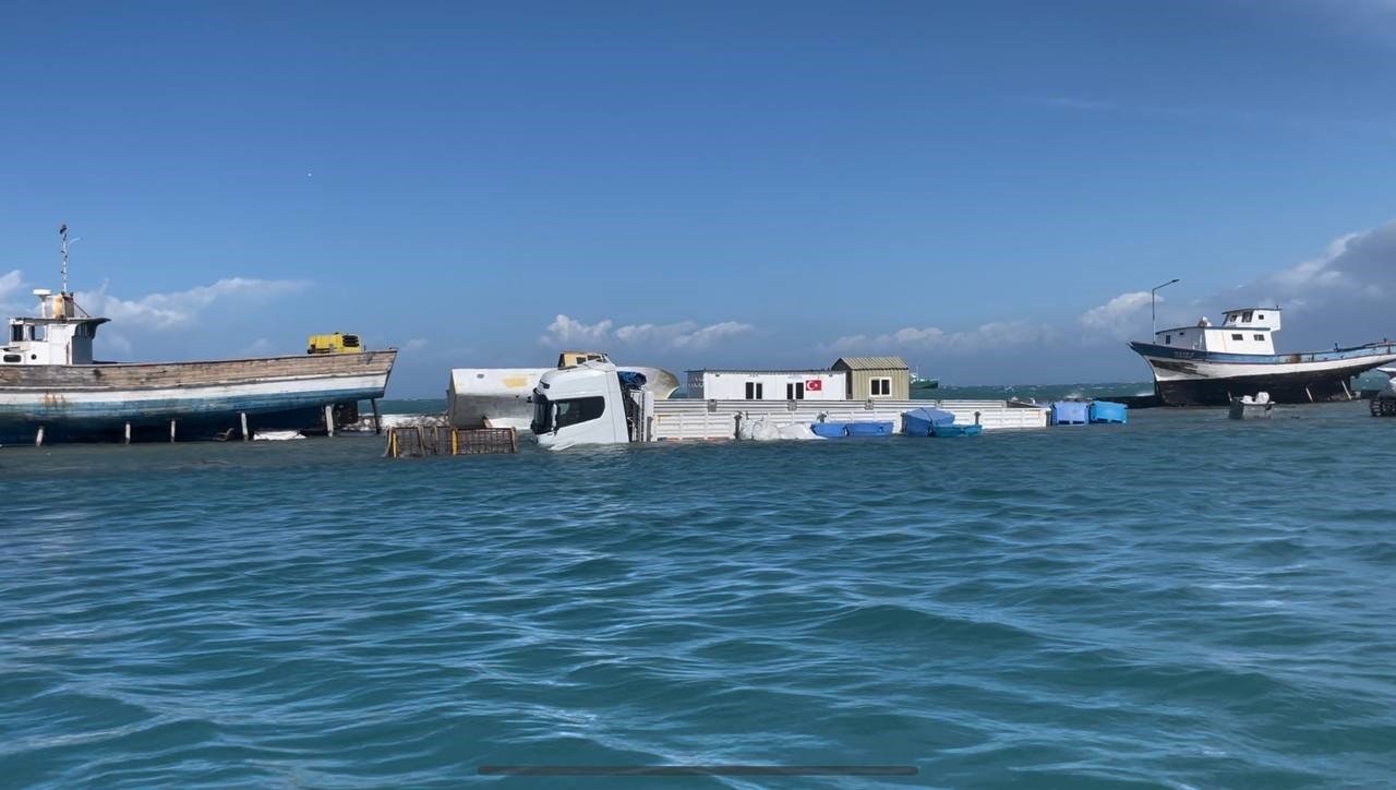 Lodos, balıkçı barınağını esir aldı