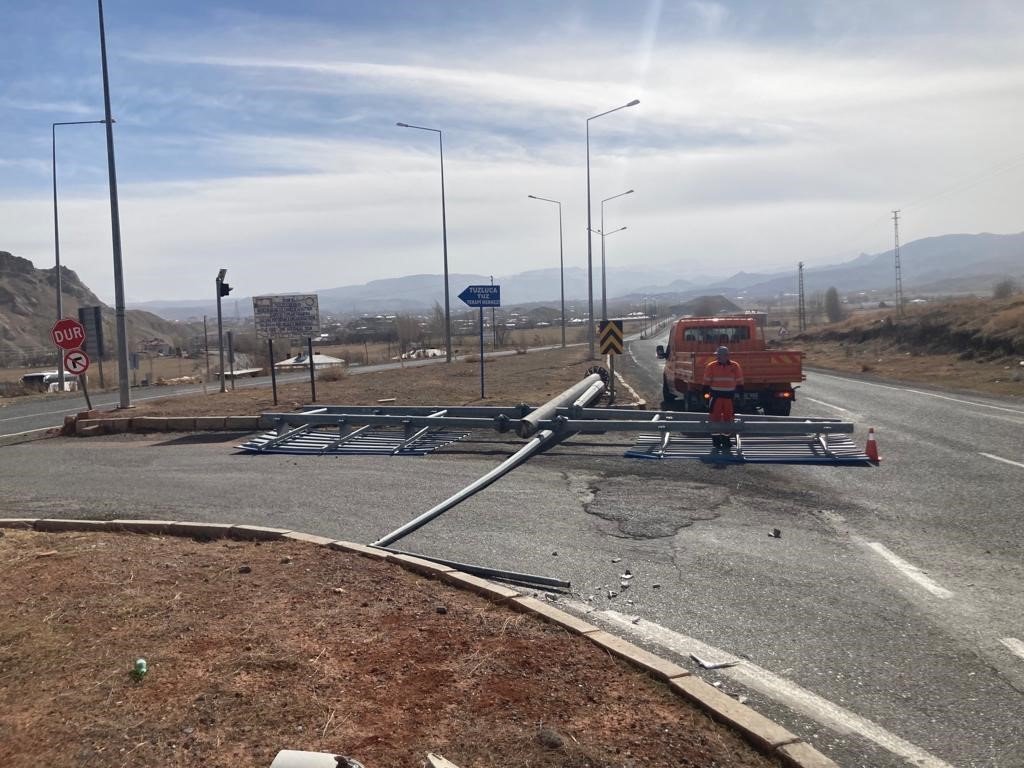 Tuzluca’da rüzgar etkili oluyor