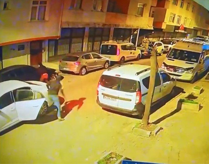 Otomobillere dadanan dikiz aynası hırsızları kamerada