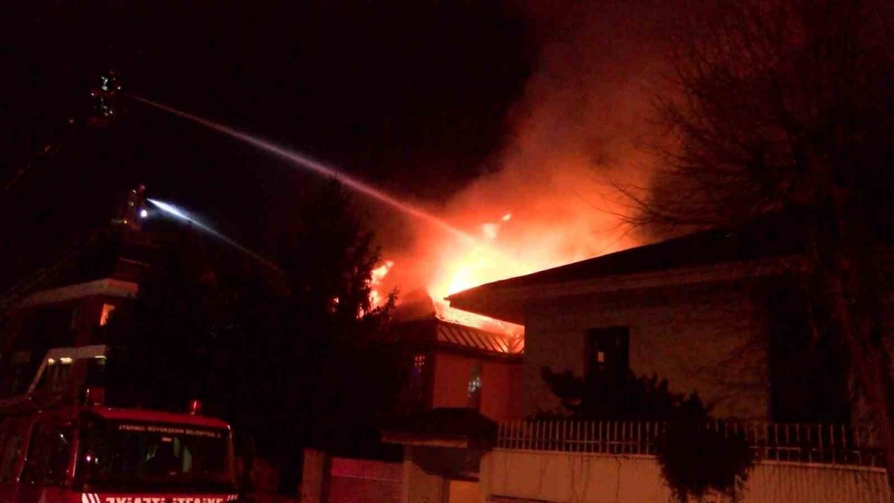 Üsküdar’da lüks villa alev alev yandı