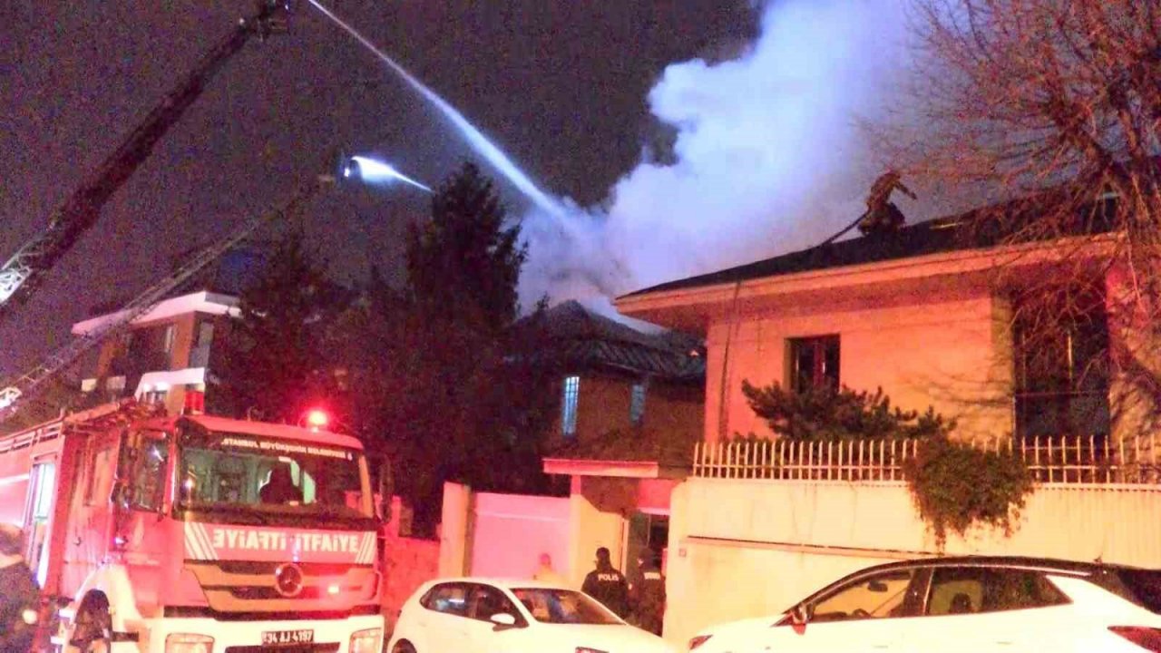 Üsküdar’da lüks villa alev alev yandı