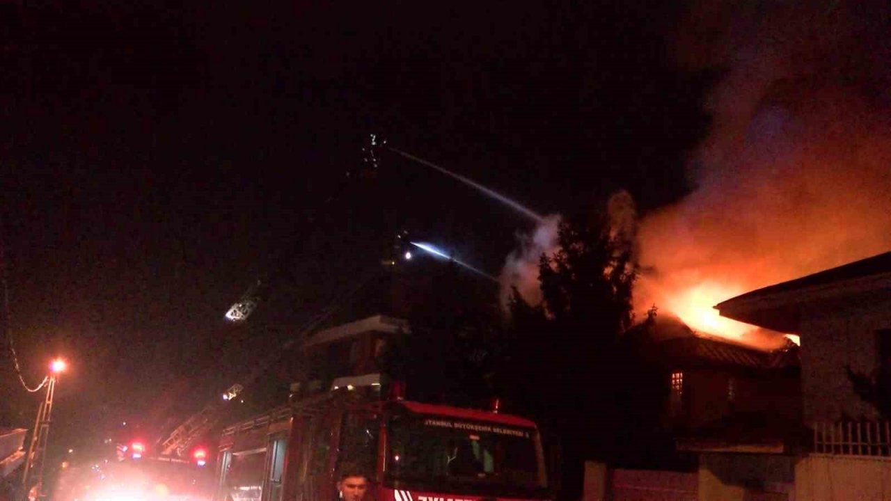 Üsküdar’da lüks villa alev alev yandı