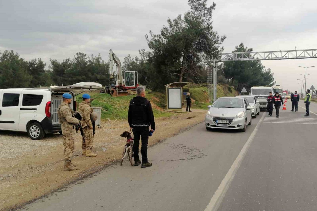 İzmir’de huzur uygulamasında 37 aranan şahıs yakalandı