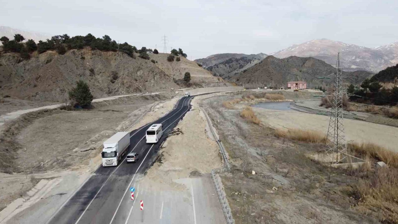 Karayolundaki hasar depremin boyutunu gözler önüne serdi