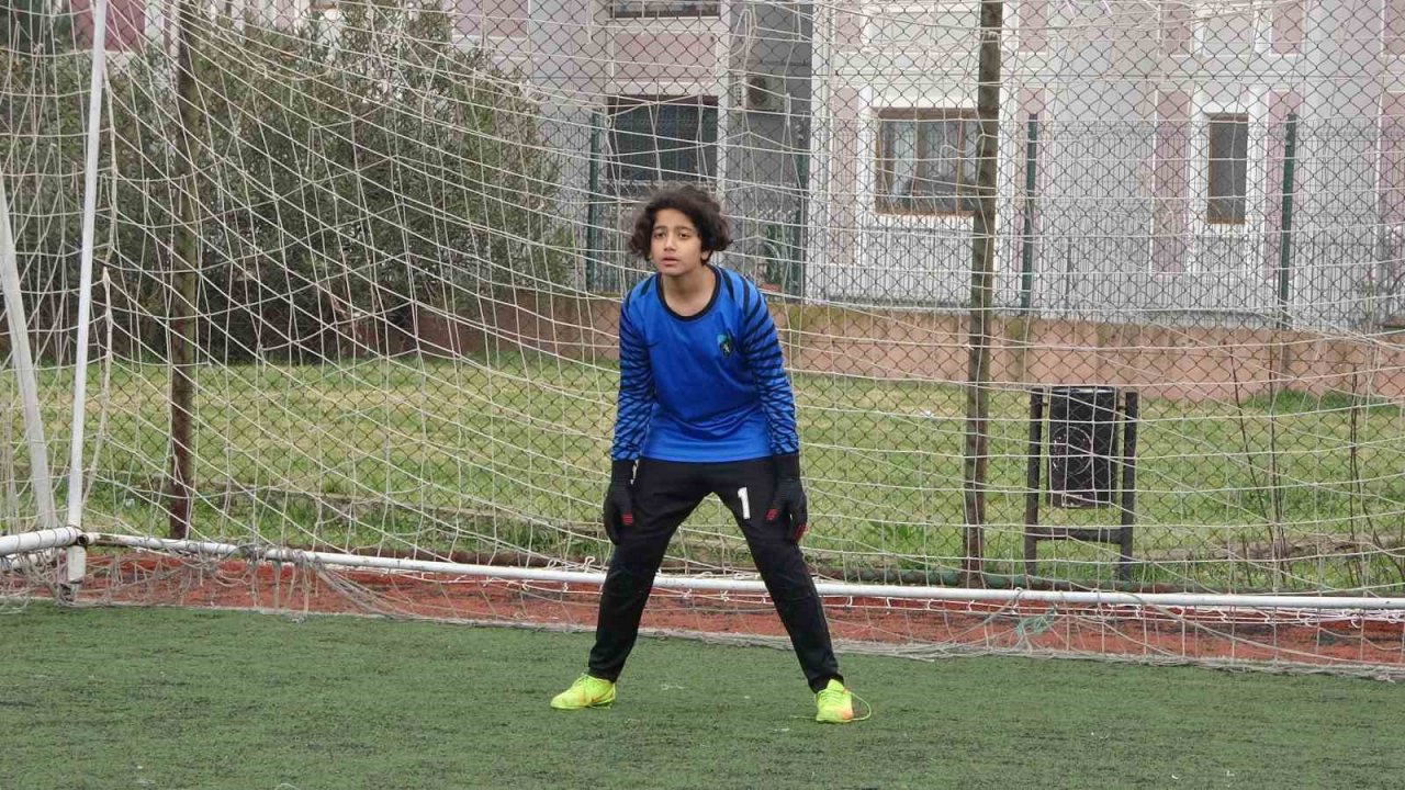 Depremin yaralarını futbolla sarmaya çalışıyorlar