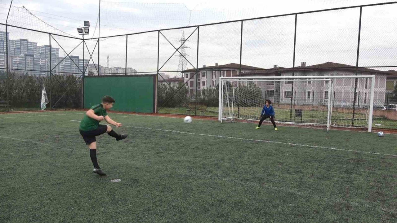 Depremin yaralarını futbolla sarmaya çalışıyorlar