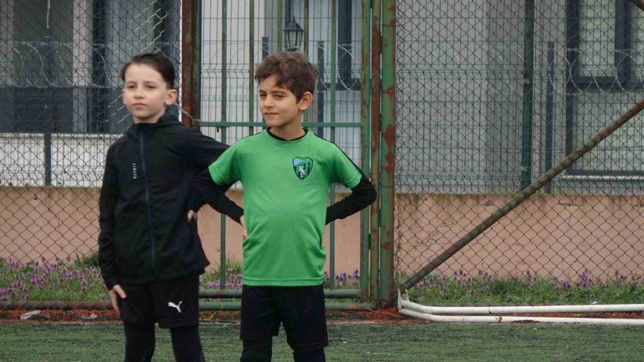 Depremin yaralarını futbolla sarmaya çalışıyorlar