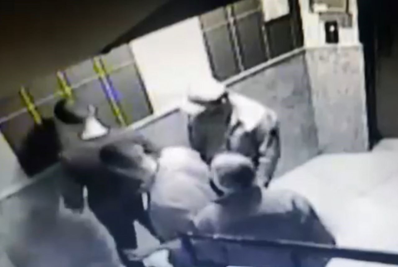 Depremzedenin 7 bin lirasını gasp ettiler