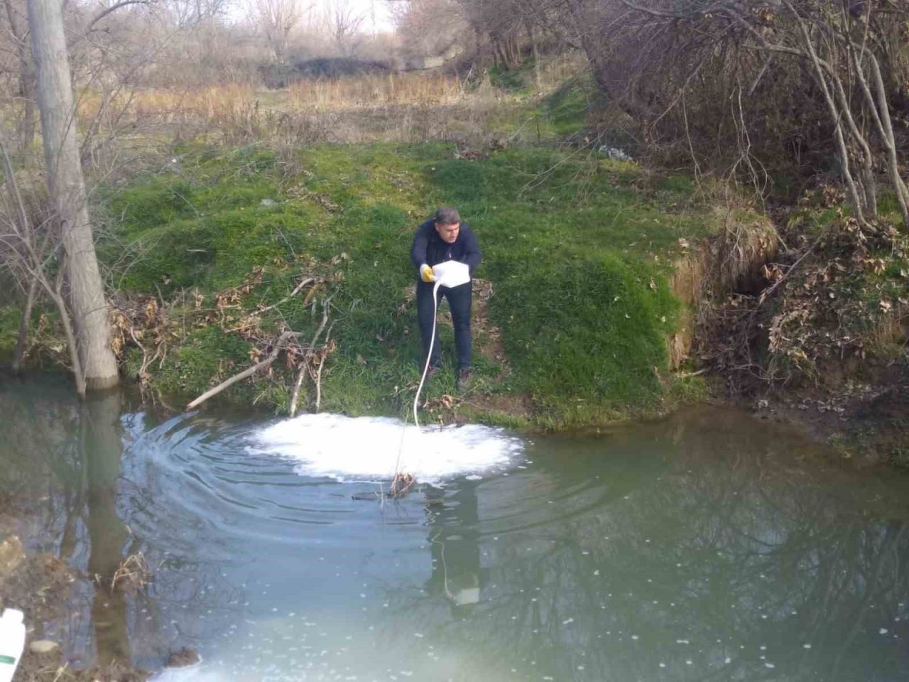 Kahta’da larva üreme noktalarını ilaçlanıyor