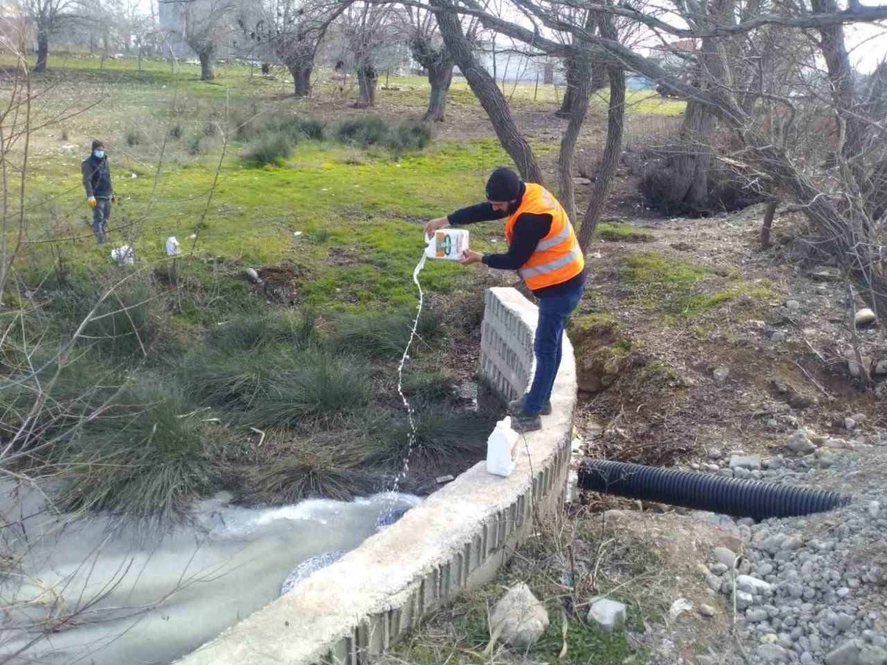 Kahta’da larva üreme noktalarını ilaçlanıyor