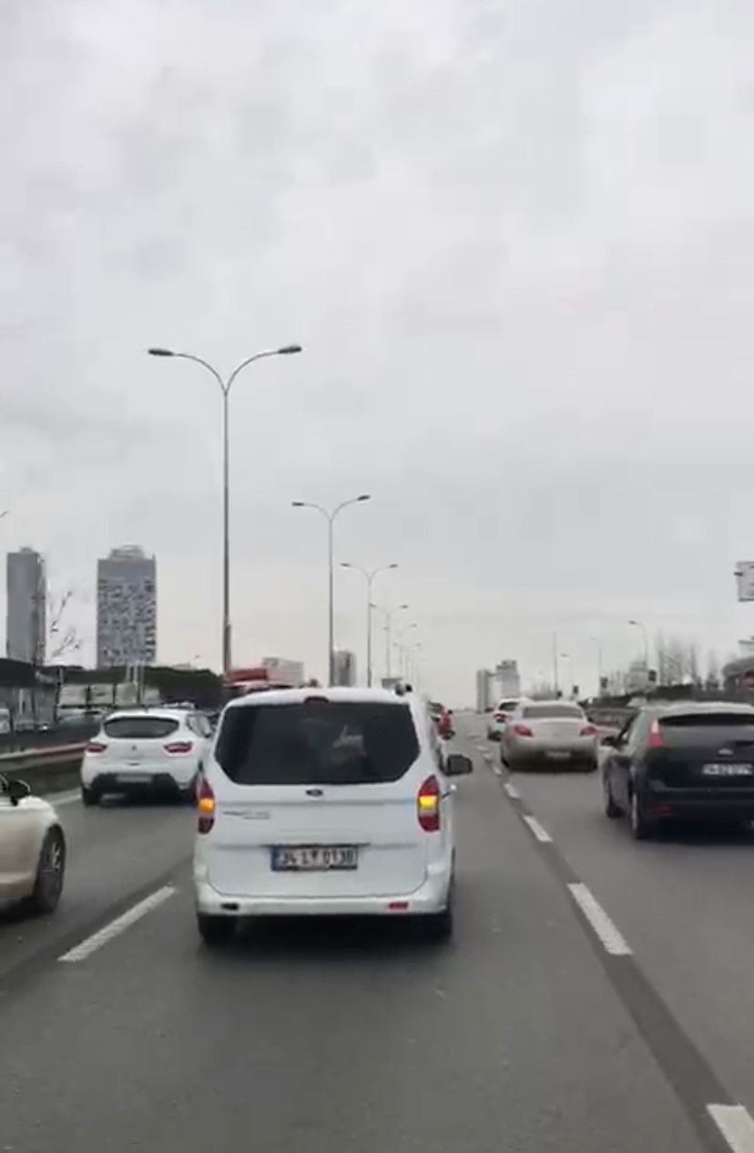 Kartal’da düğün konvoyu yapıp araçların geçmesini engelleyen sürücüler kamerada