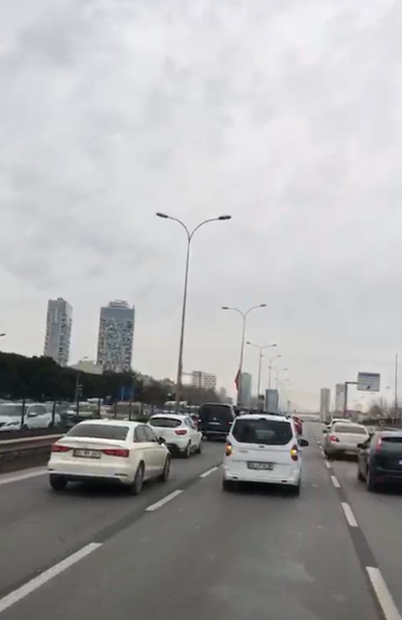 Kartal’da düğün konvoyu yapıp araçların geçmesini engelleyen sürücüler kamerada