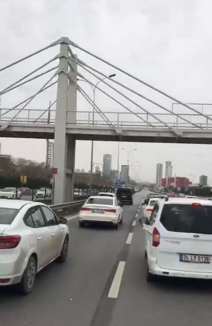 Kartal’da düğün konvoyu yapıp araçların geçmesini engelleyen sürücüler kamerada