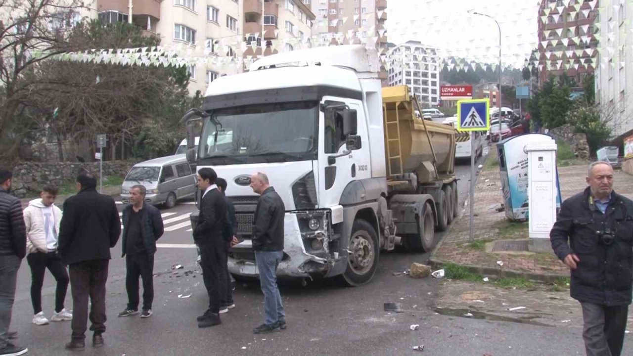 Kartal’da freni boşalan kamyon 14 aracı biçti: 1 yaralı