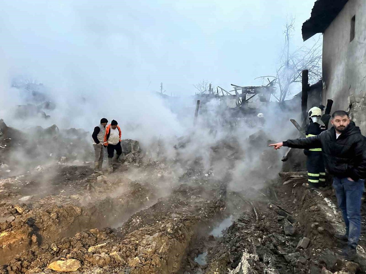 Köyde çıkan yangın 3 evi küle çevirdi