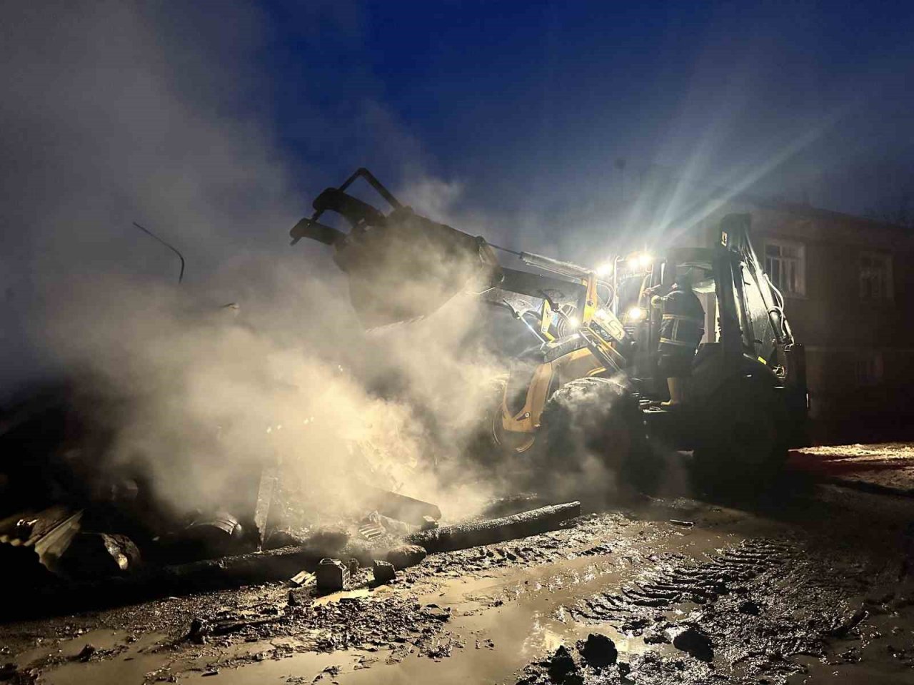 Köyde çıkan yangın 3 evi küle çevirdi