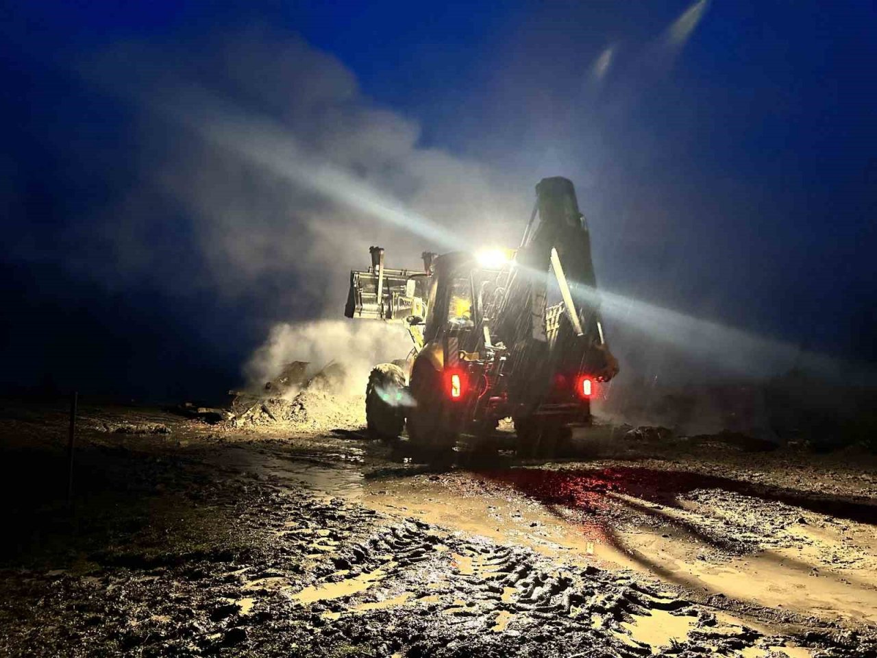 Köyde çıkan yangın 3 evi küle çevirdi