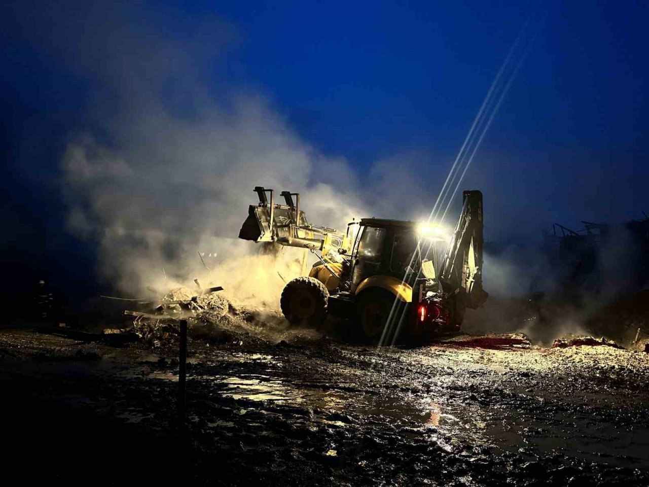 Köyde çıkan yangın 3 evi küle çevirdi