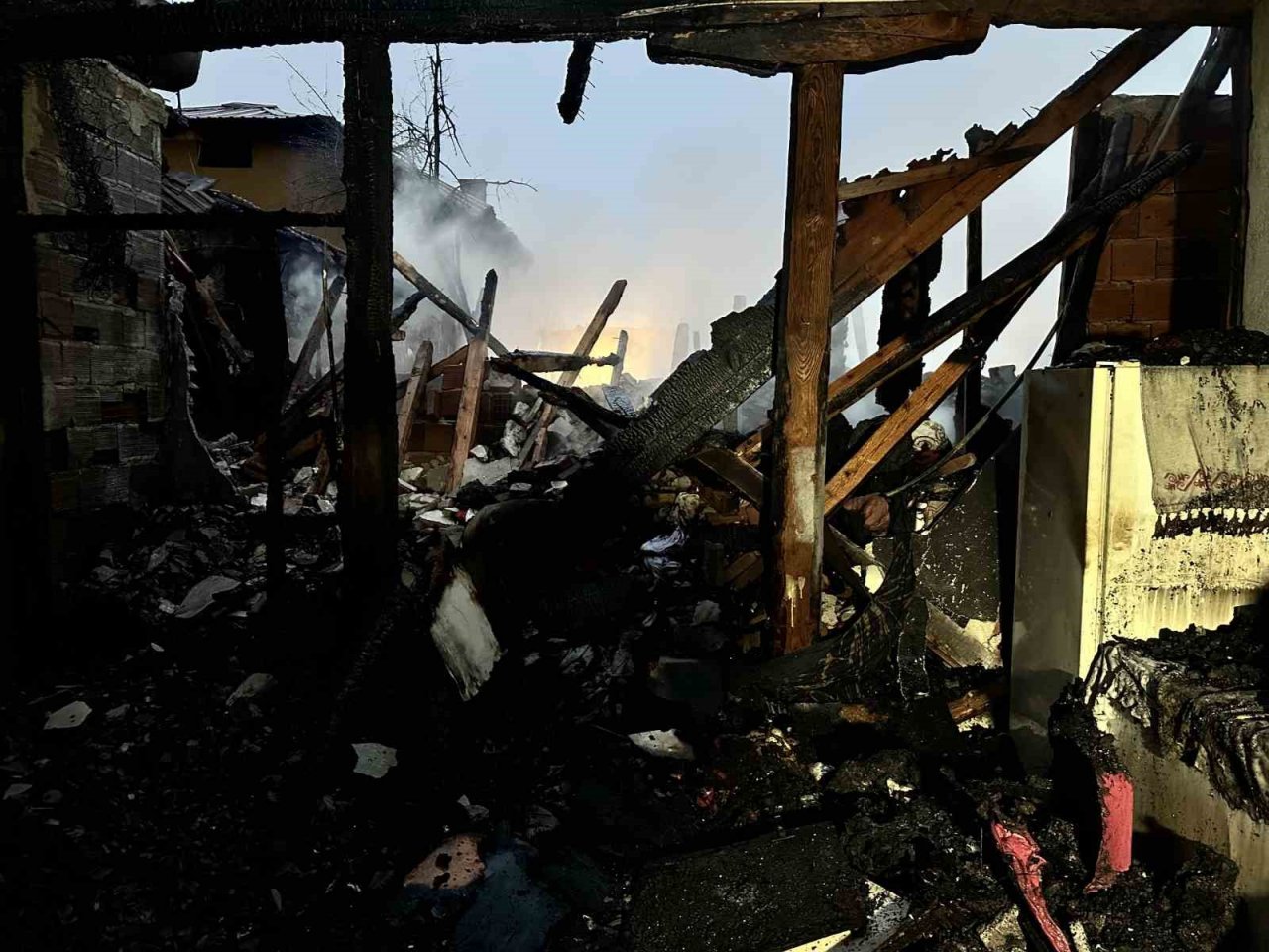 Köyde çıkan yangın 3 evi küle çevirdi