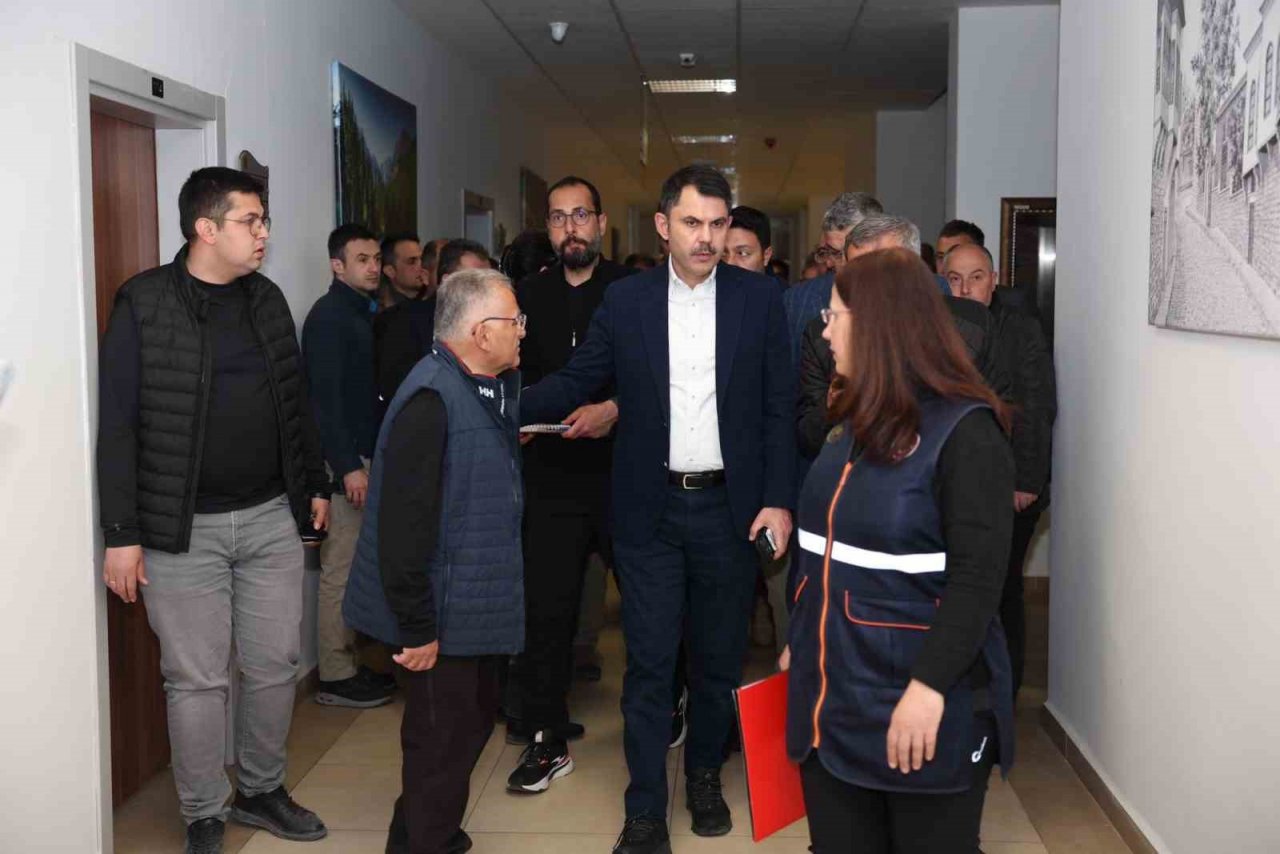 Bakan Kurum ve Başkan Büyükkılıç deprem bölgesinde çalışmaları değerlendirdi