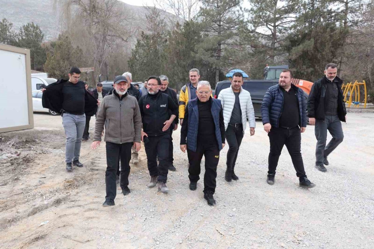 Başkan Büyükkılıç, 16 ilçe belediyesi ile ‘tek yürek’ Kahramanmaraş’ta yaraları sarıyor