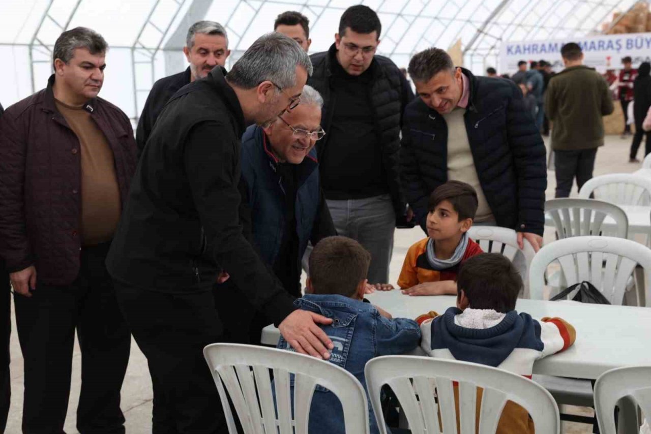 Başkan Büyükkılıç, 16 ilçe belediyesi ile ‘tek yürek’ Kahramanmaraş’ta yaraları sarıyor
