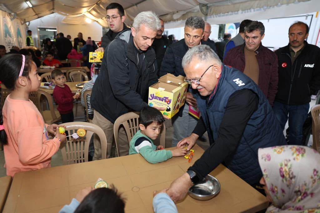 Başkan Büyükkılıç, 16 ilçe belediyesi ile ‘tek yürek’ Kahramanmaraş’ta yaraları sarıyor