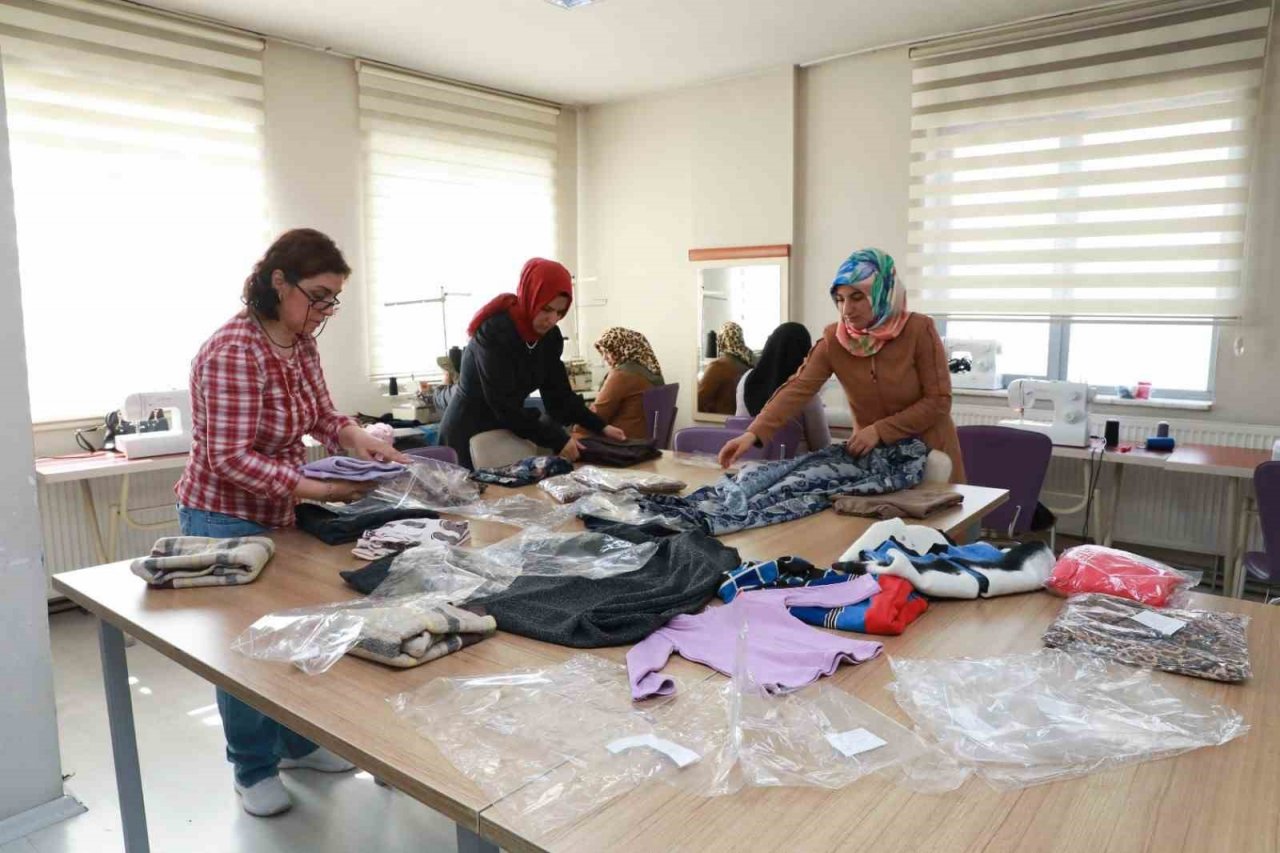 KAYMEK, depremzedelere çocuk ve yetişkin kıyafetleri dikiyor