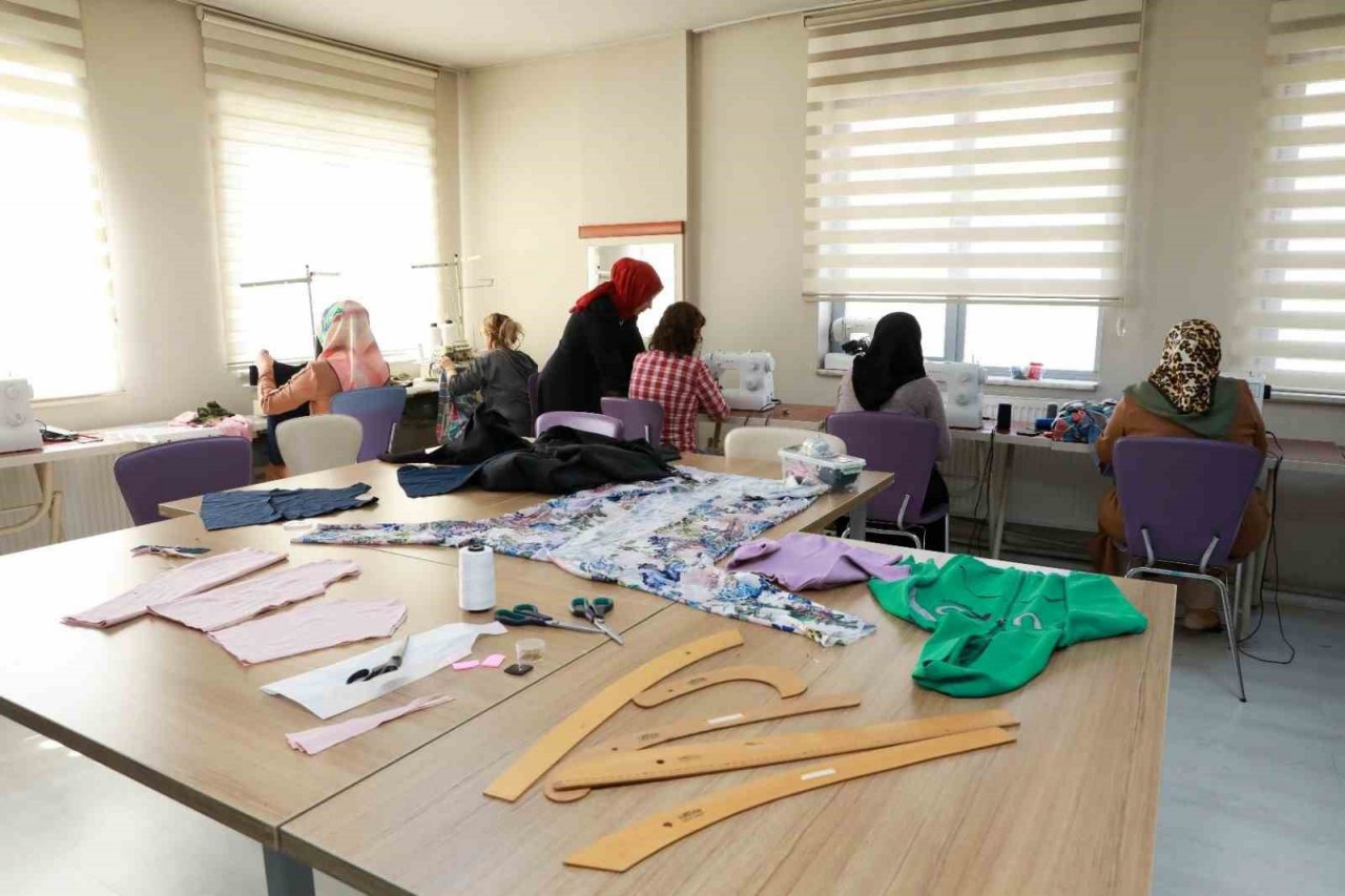 KAYMEK, depremzedelere çocuk ve yetişkin kıyafetleri dikiyor