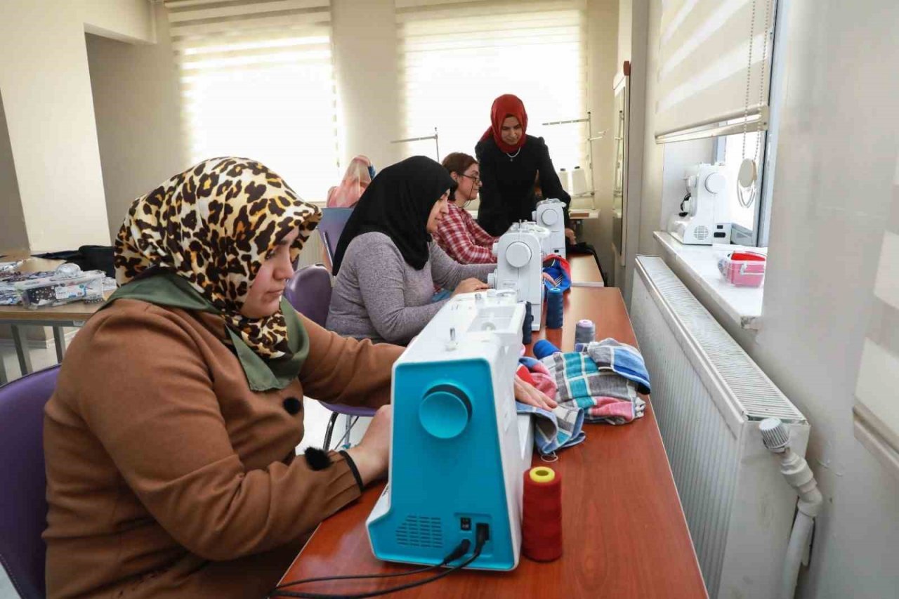 KAYMEK, depremzedelere çocuk ve yetişkin kıyafetleri dikiyor