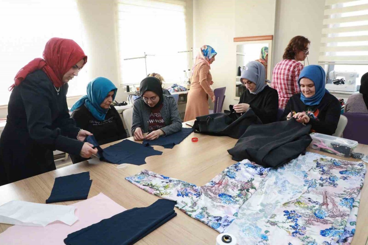 KAYMEK, depremzedelere çocuk ve yetişkin kıyafetleri dikiyor