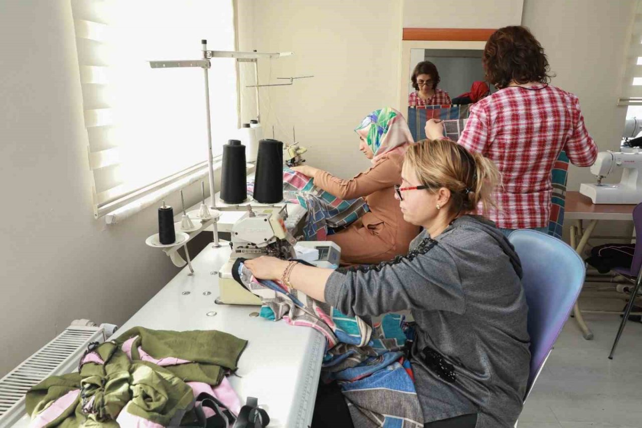 KAYMEK, depremzedelere çocuk ve yetişkin kıyafetleri dikiyor