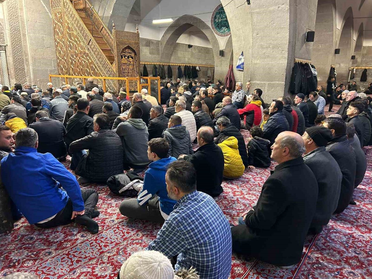 Kandil gecesi dualar depremzedeler için