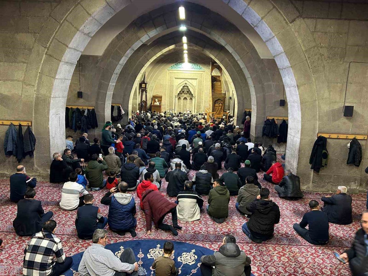 Kandil gecesi dualar depremzedeler için