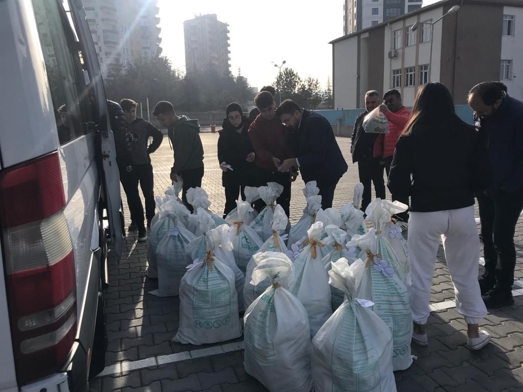 Öğrencilerin harçlıkları depremzedelere