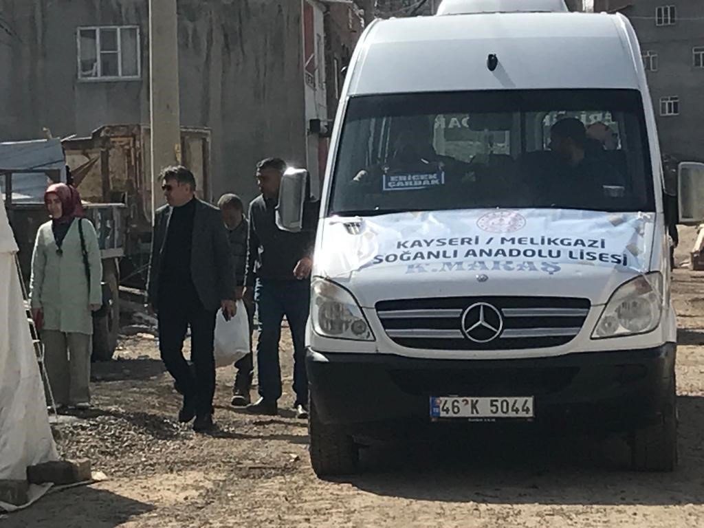 Öğrencilerin harçlıkları depremzedelere