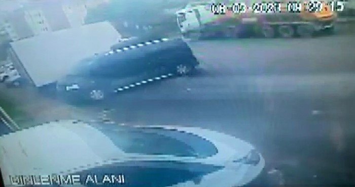 Kartal’da freni boşalan kamyon 14 aracı biçti: 1 yaralı