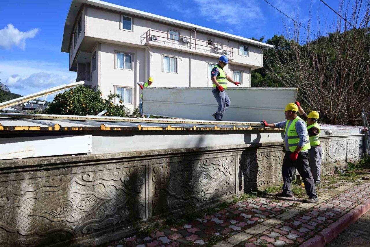 Kemer’de kaçak yapı belediye tarafından yakıldı