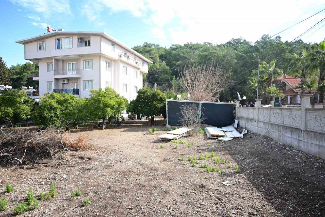 Kemer’de kaçak yapı belediye tarafından yakıldı