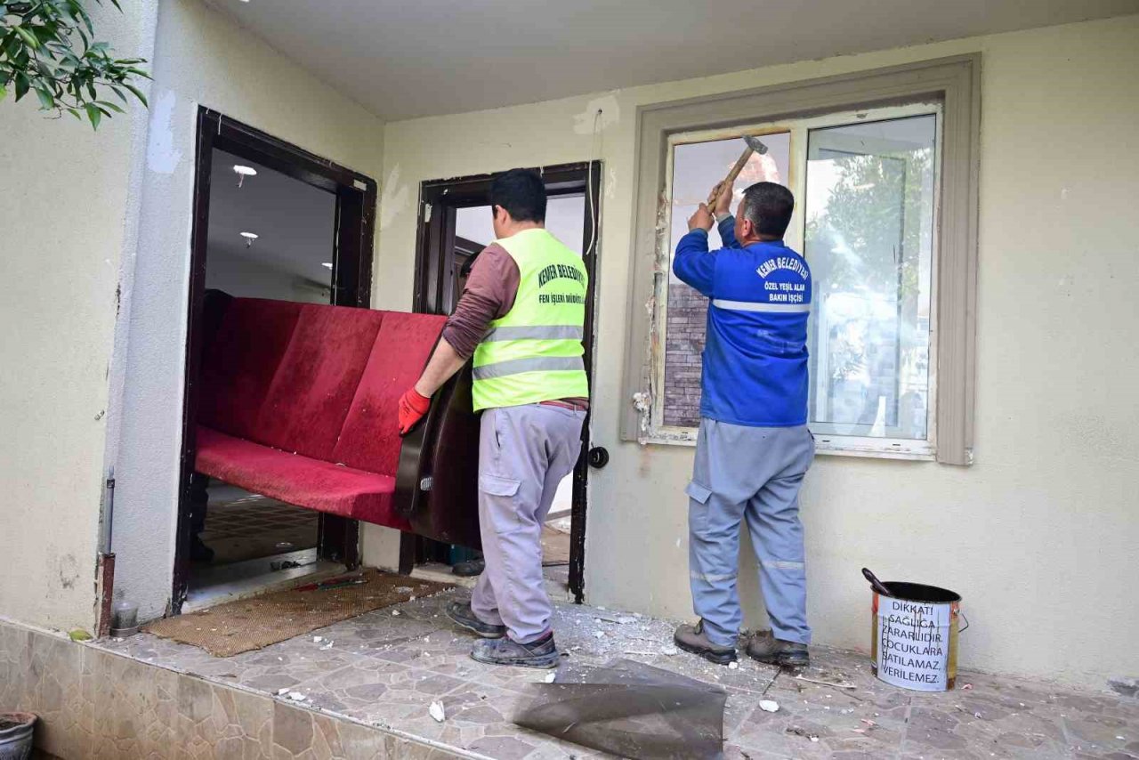 Kemer’de kaçak yapı belediye tarafından yakıldı