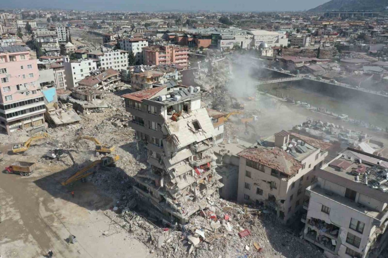 Büyükşehir, Hatay’da ağır hasarlı 51 binanın yıkımını gerçekleştirdi