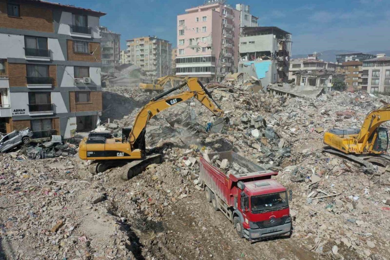 Büyükşehir, Hatay’da ağır hasarlı 51 binanın yıkımını gerçekleştirdi