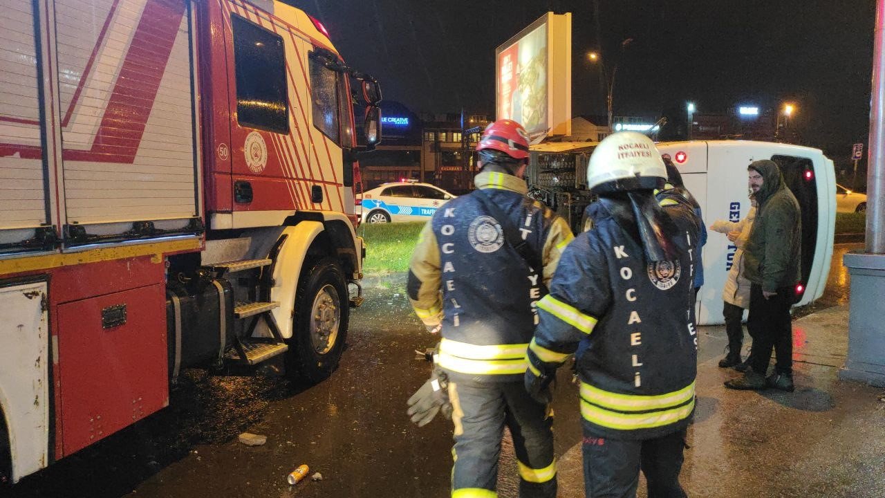 Apartmana çarpan servis midibüsü yan yatarak durabildi