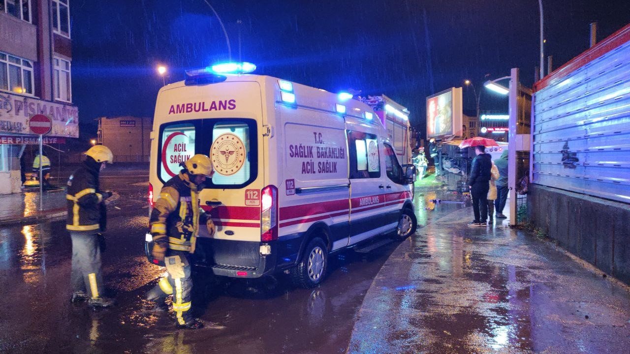 Apartmana çarpan servis midibüsü yan yatarak durabildi