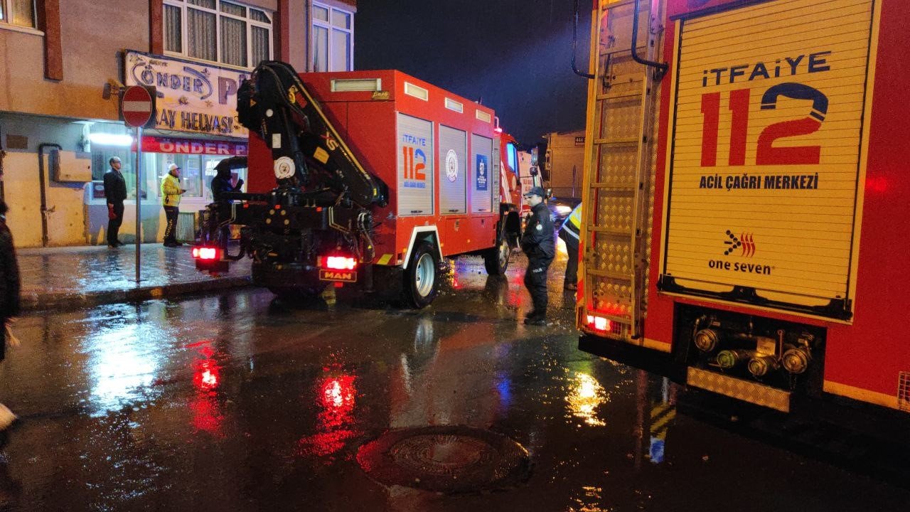 Apartmana çarpan servis midibüsü yan yatarak durabildi