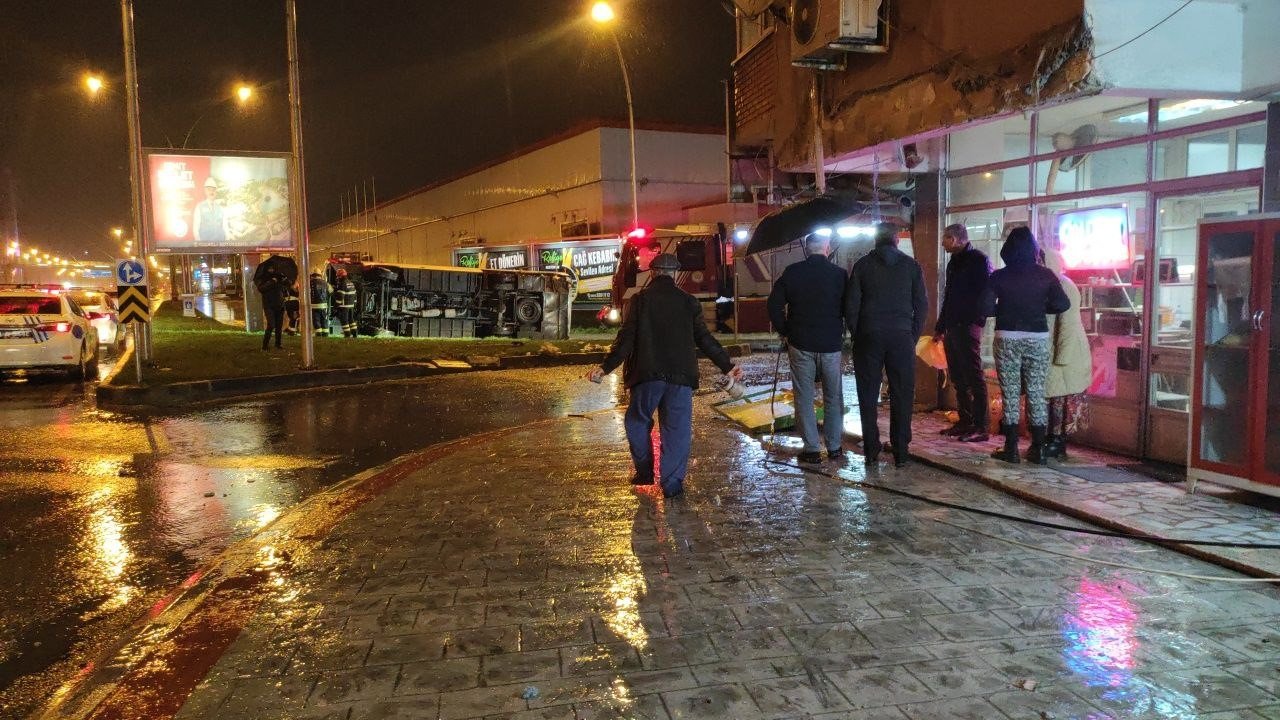 Apartmana çarpan servis midibüsü yan yatarak durabildi