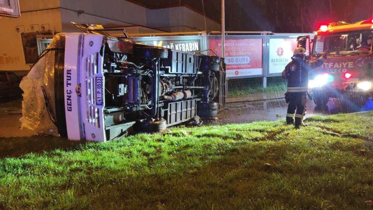 Apartmana çarpan servis midibüsü yan yatarak durabildi