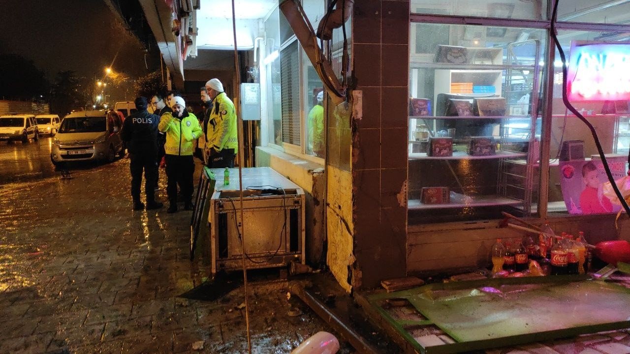 Apartmana çarpan servis midibüsü yan yatarak durabildi