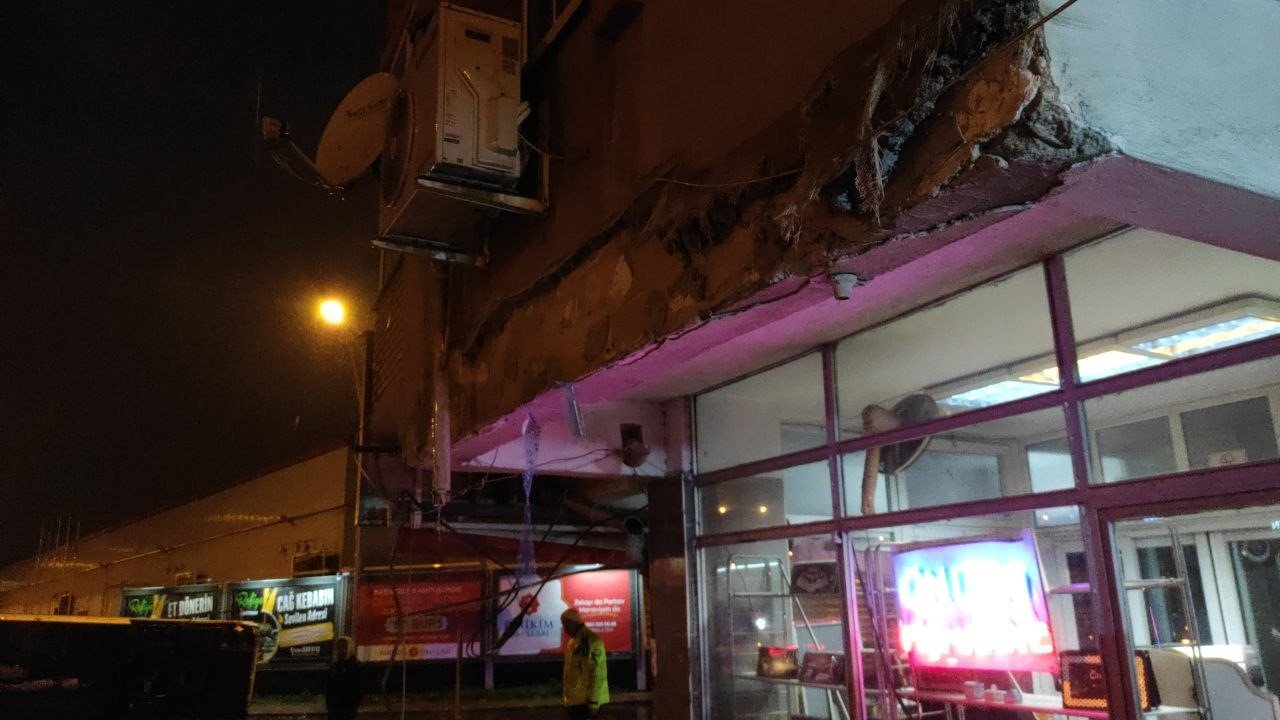 Apartmana çarpan servis midibüsü yan yatarak durabildi