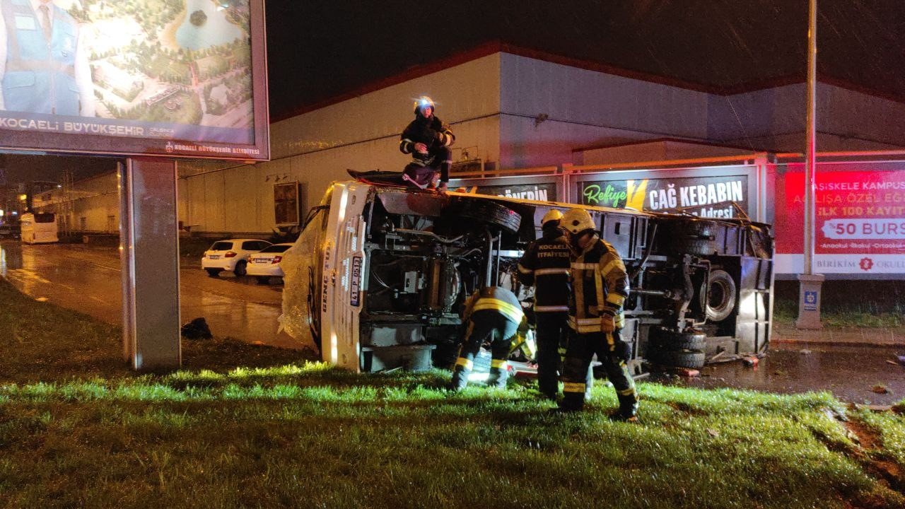 Apartmana çarpan servis midibüsü yan yatarak durabildi